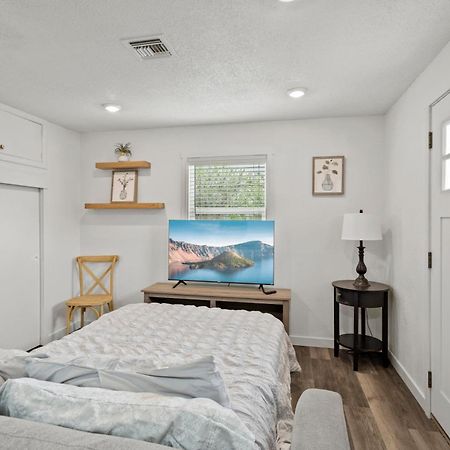 Peach Street Super Suite Medford Exteriör bild
